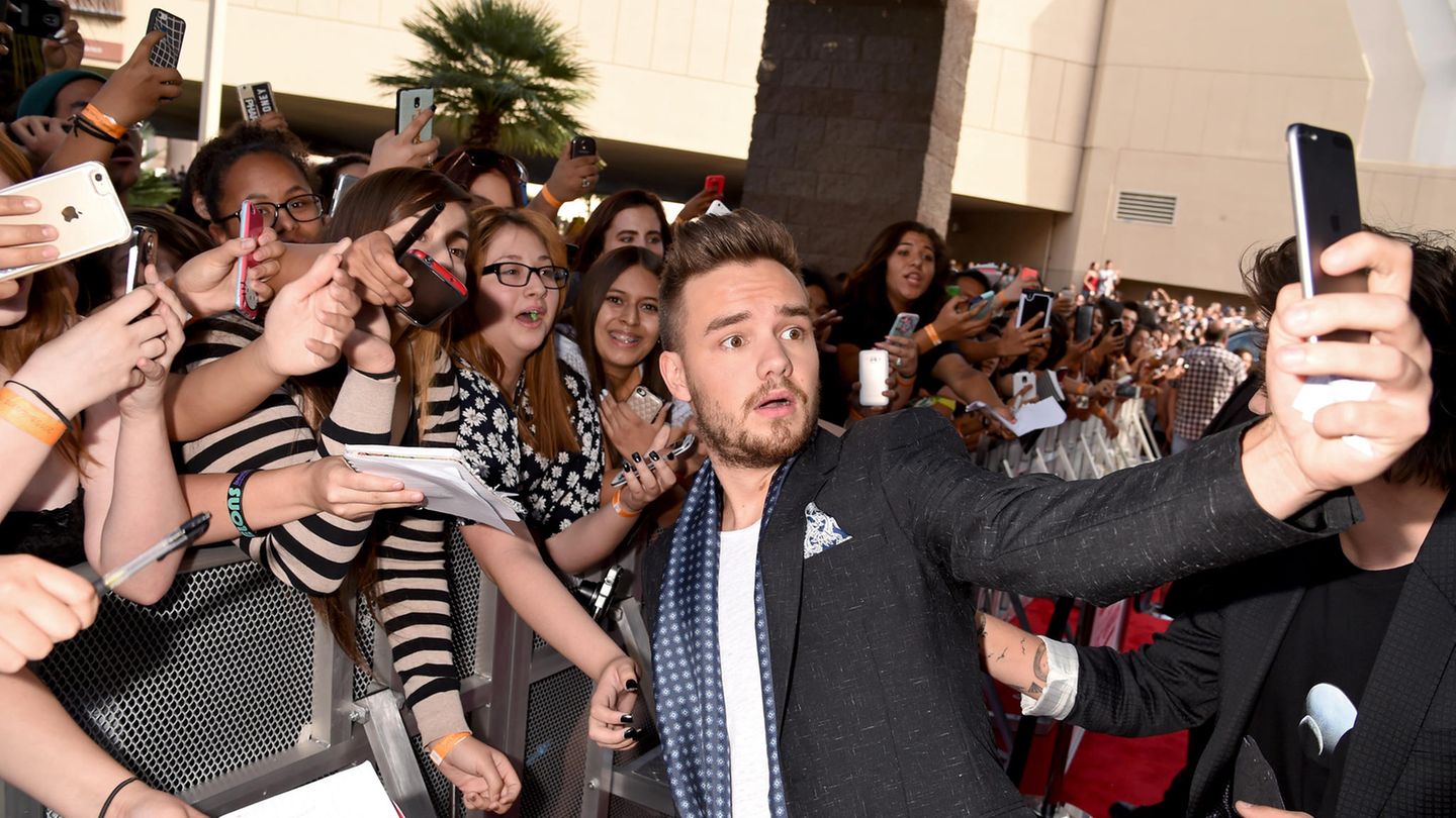 Liam Payne macht Fotos mit Fans