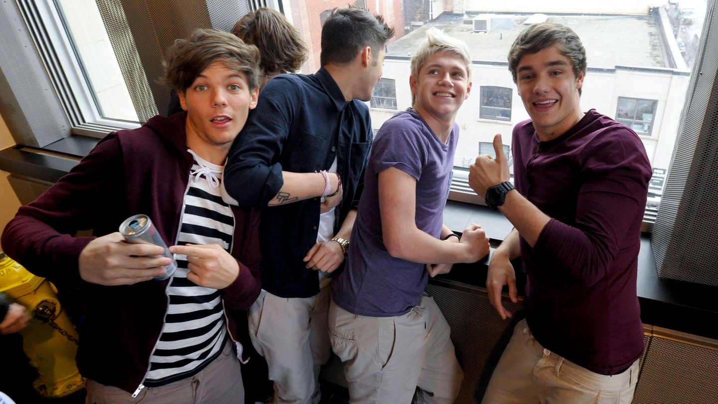 One Direction steht vor einem Fenster