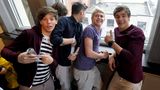 One Direction steht vor einem Fenster
