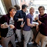 One Direction steht vor einem Fenster