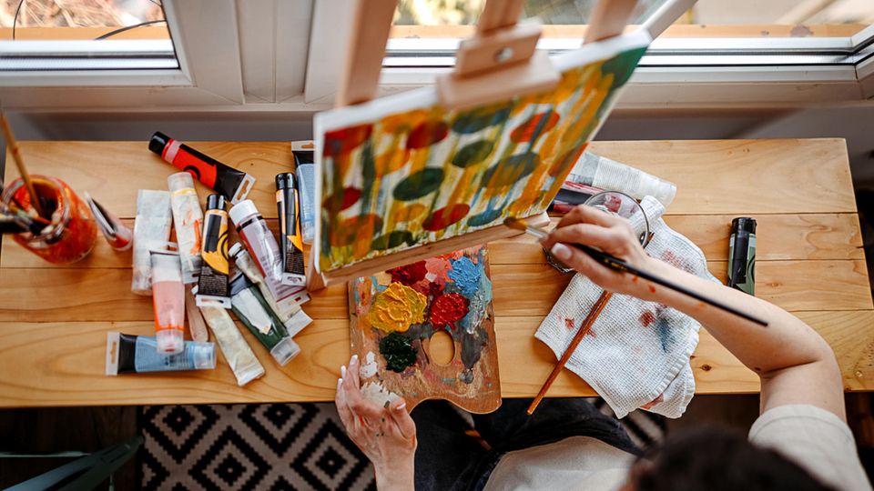 Frau malt auf Leinwand