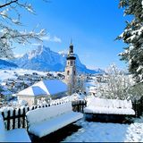 Auf den Spuren der Kastelruther Spatzen  Leicht, 2 Stunden, 5 Kilometer   Start: Krausplatz/ Kirche St. Peter und Paul. Dem Weg Nr. 10 folgen. Beim Föstlhof den Bach überqueren und rechts Richtung Bremicher Platzl. Nach dem Café Sabina  links abbiegen, weiter auf Weg Nr. 10, am Tschonhof rechts Richtung St. Michael. Dem Waldweg "7/8" folgen und von Tiosels zurück nach Kastelruth.