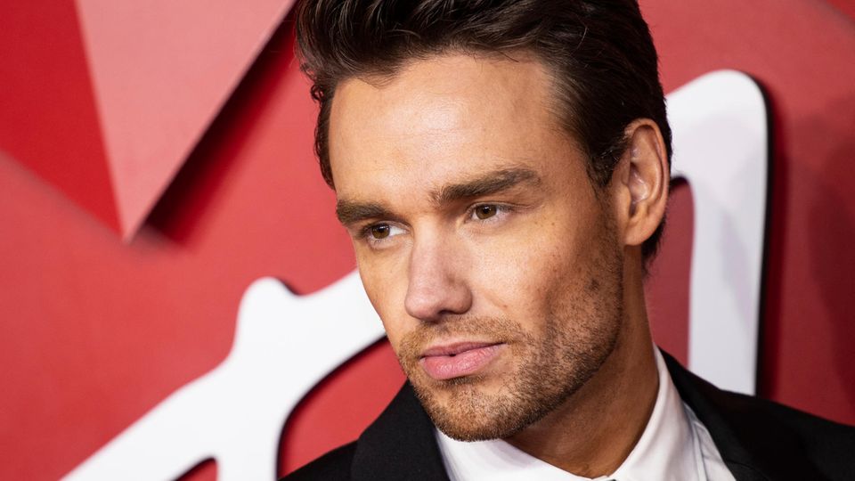 Porträt von Liam Payne, der zur Seite etwas melancholisch blickt