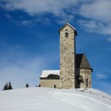 Gemütliche Familienrunde  Leicht, 3 Stunden, 10 Kilometer  Start: Bergstation Vigiljoch, von der einige Wanderwege abführen. Über die St. Vigilius geht es von der Station links bis zum Gasthof Jocher zu St. Vigilius, wo ein unvergleichliches Panorama lockt. Der Weg schlängelt sich zwischen Gasthaus und Kirche herunter zu einer Kreuzung. Dem Wegweiser "Naturnser Alm" folgen und den Waldweg (Nummer 30 und 9 hinauf) Über die Markierung 9 führt die aussichtsreichere Variante Richtung Naturnser Hochwart.