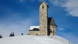 Gemütliche Familienrunde  Leicht, 3 Stunden, 10 Kilometer  Start: Bergstation Vigiljoch, von der einige Wanderwege abführen. Über die St. Vigilius geht es von der Station links bis zum Gasthof Jocher zu St. Vigilius, wo ein unvergleichliches Panorama lockt. Der Weg schlängelt sich zwischen Gasthaus und Kirche herunter zu einer Kreuzung. Dem Wegweiser "Naturnser Alm" folgen und den Waldweg (Nummer 30 und 9 hinauf) Über die Markierung 9 führt die aussichtsreichere Variante Richtung Naturnser Hochwart.