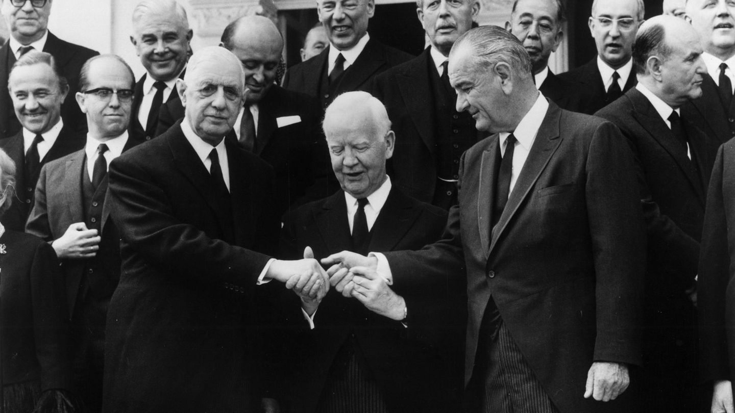 Wenige Tage nach dem Tod Konrad Adenauers kommt Lyndon B. Johnson (r.) im April 1967 nach Deutschland, um im Kölner Dom am Staatsakt für den ersten Bundeskanzler teilzunehmen