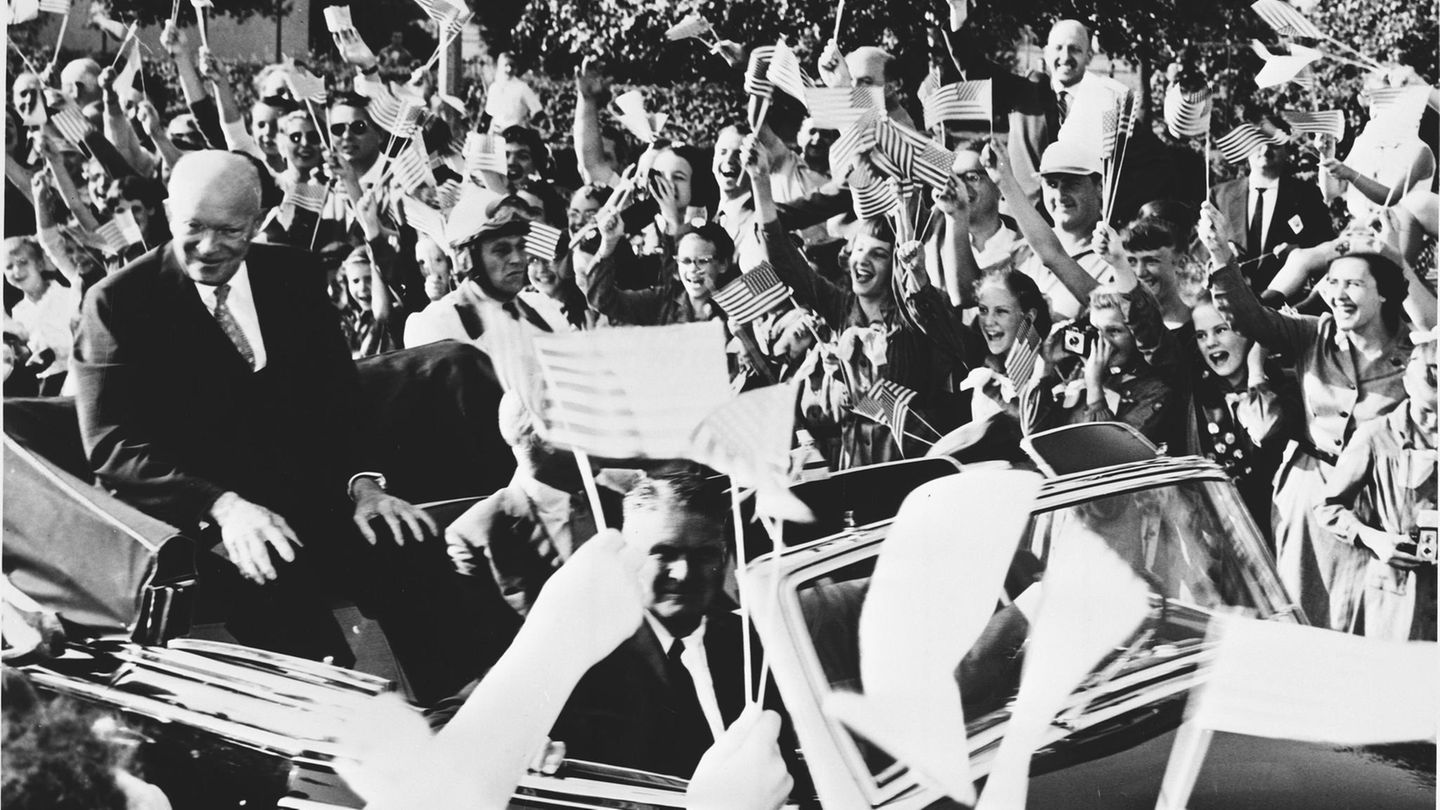 Joe Bidens Besuch: Im August 1959 jubeln mehr als 100.000 Menschen Dwight D. Eisenhower zu, der 15 Jahre zuvor als Oberbefehlshaber die Landung der alliierten Truppen in der Normandie im Kampf gegen Nazi-Deutschland leitete. Sein Besuch bei Adenauer in Bonn soll die Partnerschaft stärken Im August 1959 jubeln mehr als 100.000 Menschen Dwight D. Eisenhower zu, der 15 Jahre zuvor als Oberbefehlshaber die Landung der alliierten Truppen in der Normandie im Kampf gegen Nazi-Deutschland leitete. Sein Besuch bei Adenauer in Bonn soll die Partnerschaft stärken