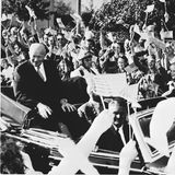 Im August 1959 jubeln mehr als 100.000 Menschen Dwight D. Eisenhower zu, der 15 Jahre zuvor als Oberbefehlshaber die Landung der alliierten Truppen in der Normandie im Kampf gegen Nazi-Deutschland leitete. Sein Besuch bei Adenauer in Bonn soll die Partnerschaft stärken