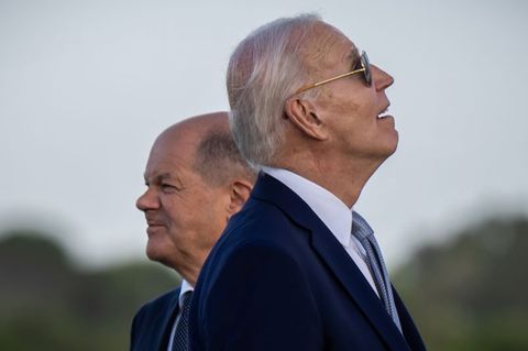 Joe Biden und Ofal Scholz blicken gemeinsam in den Himmel