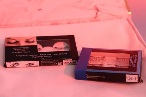 Für dichtere Wimpern gibt es viele Methoden. Jetzt treten geklebte Wimpern gegen Magnetwimpern an. Wie leicht sind diese anzubringen und vorallem: Wie sehen sie aus?