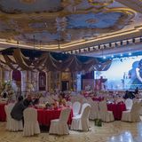 Eine Hochzeitsfeier in einem Festsaal im Matrjoschka Hotel