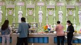 Gäste bedienen sich am Frühstücksbuffet im Matrjoschkahotel