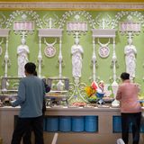 Gäste bedienen sich am Frühstücksbuffet im Matrjoschkahotel