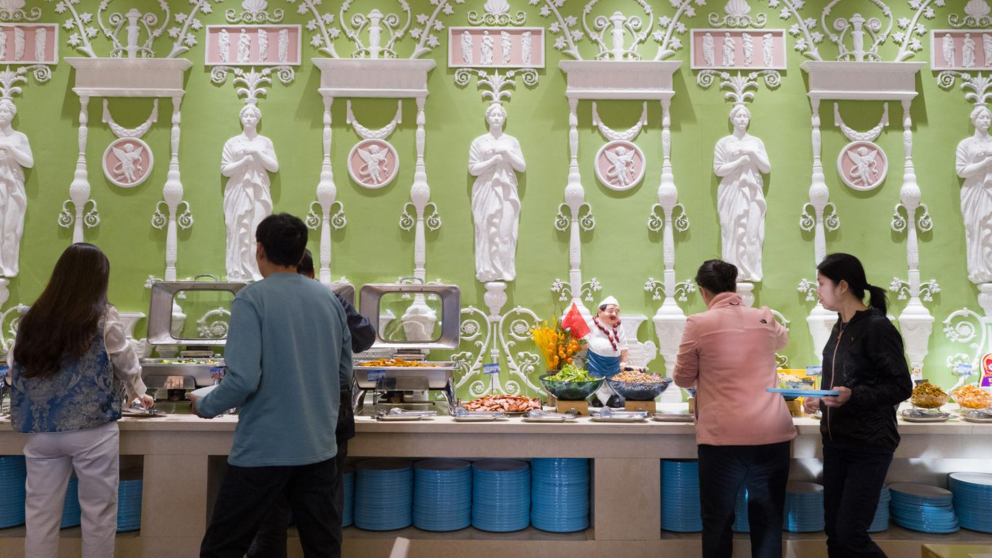 Gäste bedienen sich am Frühstücksbuffet im Matrjoschkahotel
