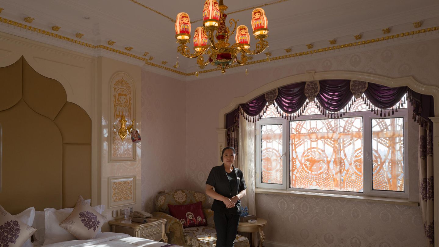 Ein Zimmer im Matrjoschka Hotel - Das Thema der Puppe ist allgegenwärtig