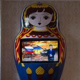 Ein Fernseher in einer Matrjoschka Figur