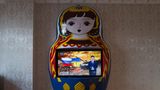 Ein Fernseher in einer Matrjoschka Figur