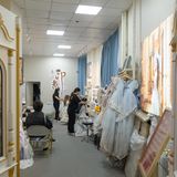 Feine Kleider hängen in der Garderobe im Matrjoschka Hotel in China