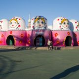 Zum Hotel dazu gehöriger Freizeit-Park mit großen Marjoschka Figuren in denen sich Spielautomaten befinden