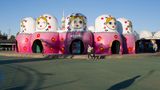 Zum Hotel dazu gehöriger Freizeit-Park mit großen Marjoschka Figuren in denen sich Spielautomaten befinden