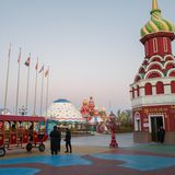 Eine kleine Bahn fährt Besucher des zum Matrjoschka Hotel gehörenden Freizeitparks von Ort zu Ort