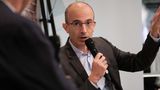 "Das schlimmstmögliche Ergebnis ist, dass wir die Kontrolle über die Welt, über unser Leben, über unsere Zukunft verlieren. Die Künstliche Intelligenz ist die erste Technologie in der Geschichte, die kein Werkzeug, sondern ein Agent ist", sagte Harari