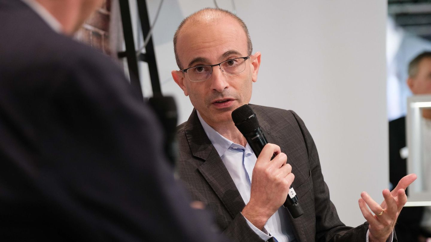 "Die meisten Informationen sind nicht die Wahrheit. Die Wahrheit ist eine sehr seltene und kleine Teilmenge von Informationen in der Welt, weil die Wahrheit teuer ist. Man muss Zeit, Mühe und Geld investieren, um die Wahrheit zu finden, während Fiktion, Fantasien und Lügen sehr billig sind", sagte Harari