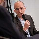 "Die meisten Informationen sind nicht die Wahrheit. Die Wahrheit ist eine sehr seltene und kleine Teilmenge von Informationen in der Welt, weil die Wahrheit teuer ist. Man muss Zeit, Mühe und Geld investieren, um die Wahrheit zu finden, während Fiktion, Fantasien und Lügen sehr billig sind", sagte Harari