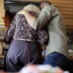 Ben Nordmann und Anneliese kochen zusammen, bevor sie Sex haben