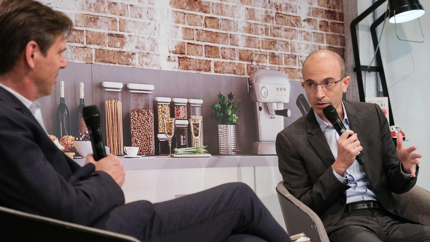 Autor Yuval Noah Harari im Gespräch mit dem stern