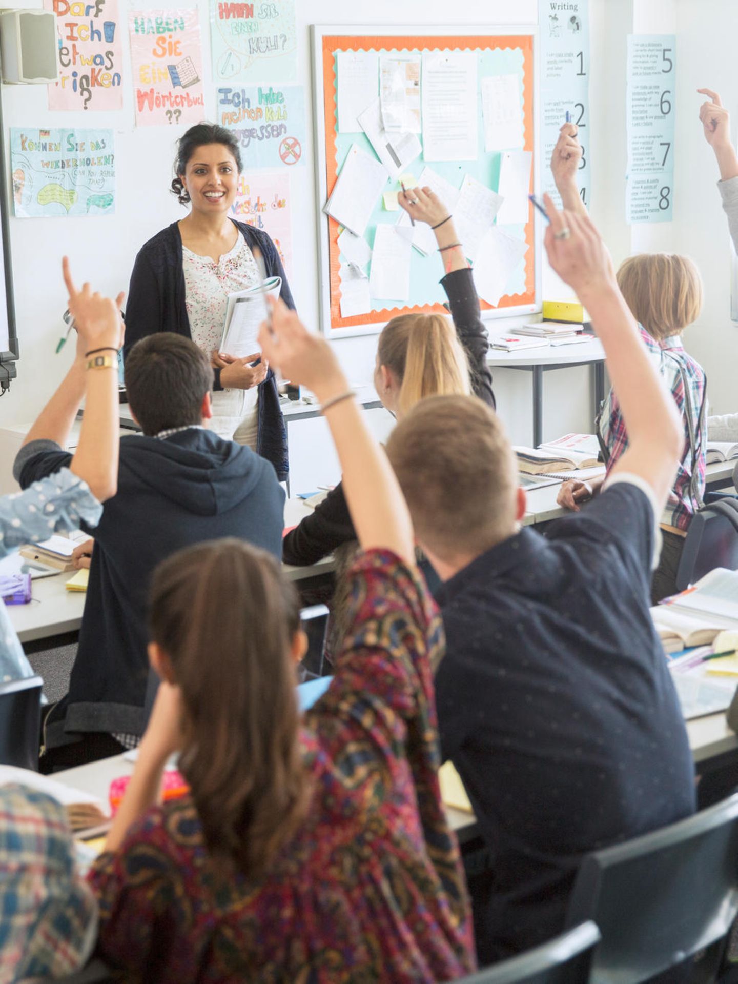 Traumjob Lehrer: Eine Frau unterrichtet Jugendliche