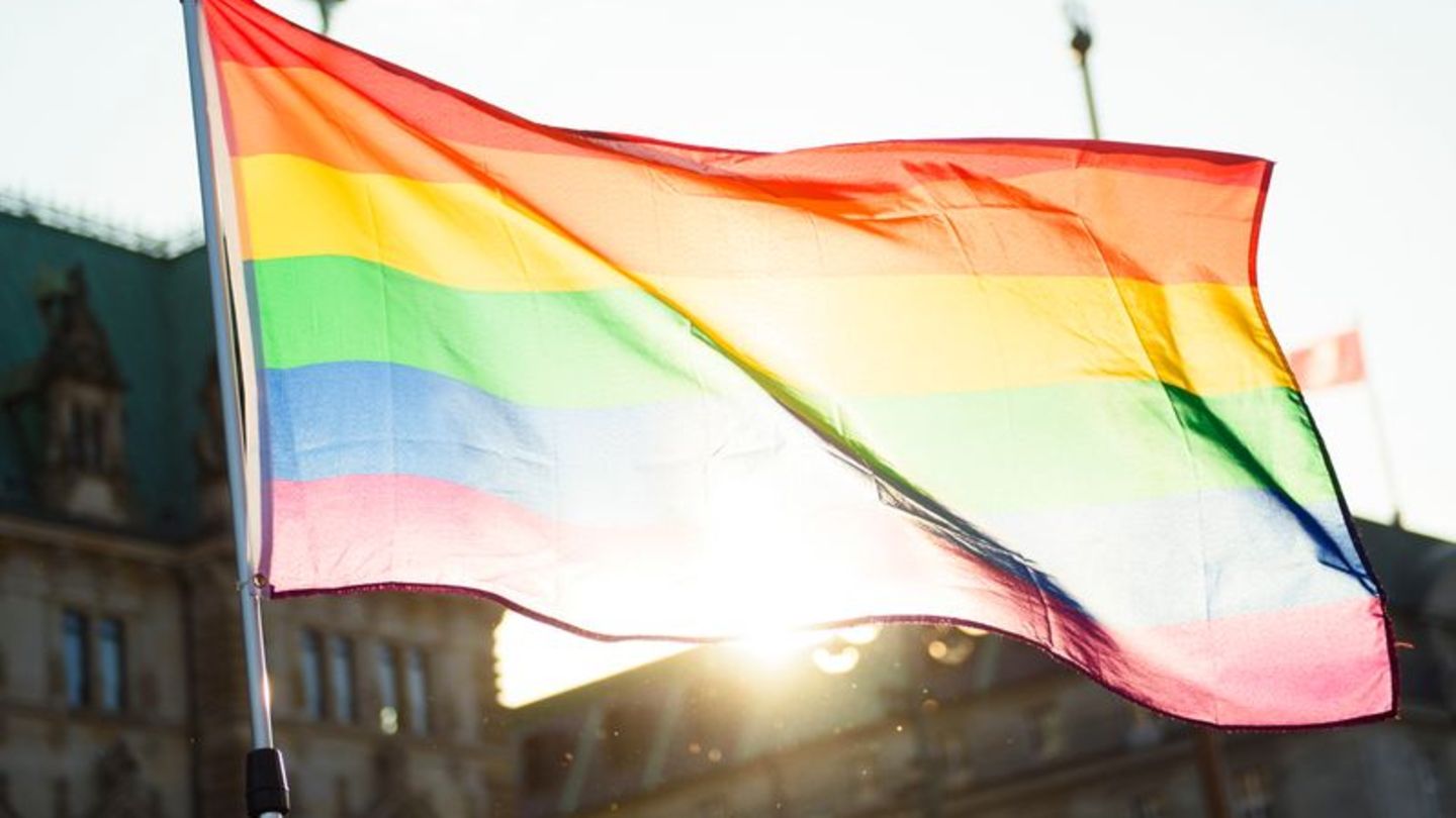 Neubrandenburg: Hunderte bei Demo gegen Verbannung der Regenbogenflagge