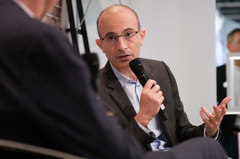 Historiker Yuval Noah Harari im Gespräch mit Chefredakteur Gregor Peter Schmitz