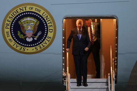 Die Air Force One mit Joe Biden an Bord am Flughafen Berlin