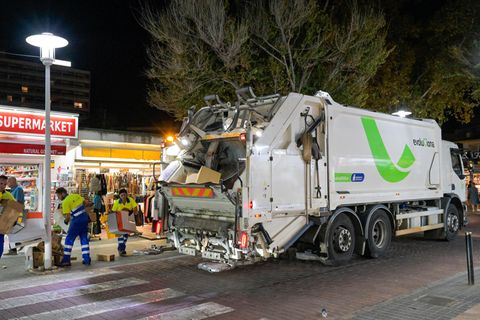Männer beladen einen Müll-LKW auf Mallorca