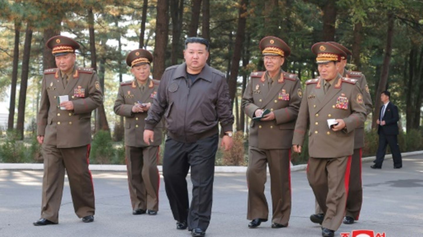 Nordkoreas Machthaber Kim (M.) am Freitag bei einem Armeebesuch