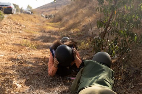 Gemeinsam mit der israelischen Armee besucht Raschel Blufarb die geschlossene Militärzone direkt zu Libanons Grenze und berichtet, wie sie die gefährliche Lage in Metula erlebt.
