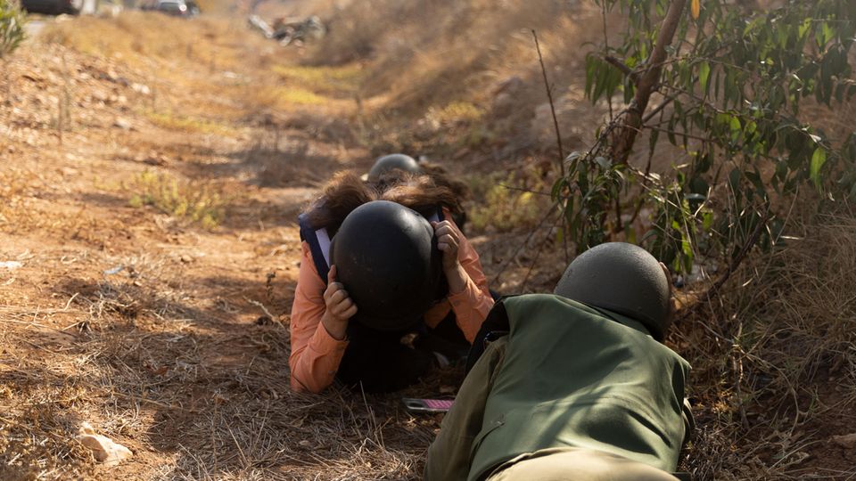 Gemeinsam mit der israelischen Armee besucht Raschel Blufarb die geschlossene Militärzone direkt zu Libanons Grenze und berichtet, wie sie die gefährliche Lage in Metula erlebt.