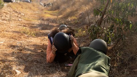 Gemeinsam mit der israelischen Armee besucht Raschel Blufarb die geschlossene Militärzone direkt zu Libanons Grenze und berichtet, wie sie die gefährliche Lage in Metula erlebt.