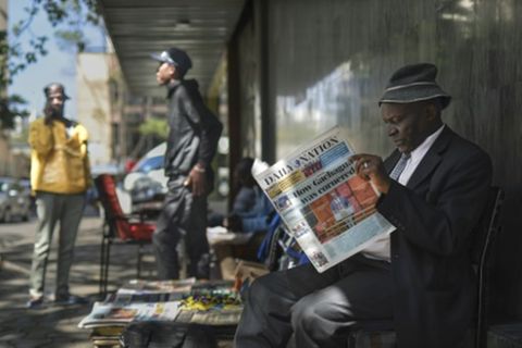 Zeitungsleser in Nairobi