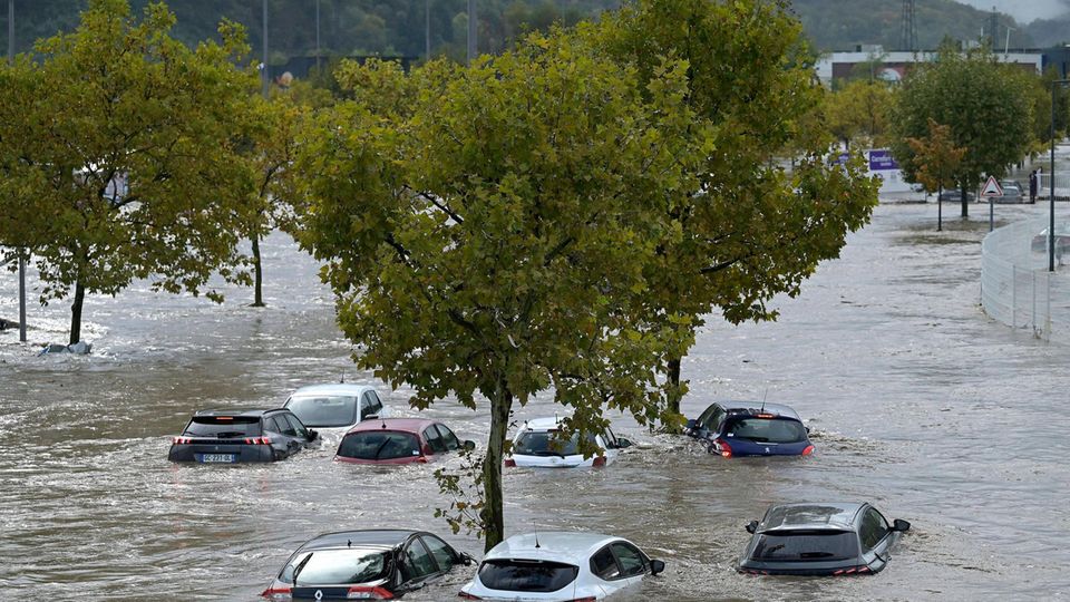 Unwetter: Überschwemmungen in Givors in der Nähe von Lyon im Südosten Frankreichs Überschwemmungen in Givors in der Nähe von Lyon im Südosten Frankreichs