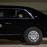 Anschließend ging es in der schwer gepanzerten Präsidenten-Limo in Richtung Innenstadt. Außenminister Anthony Blinken nahm links neben Biden auf der Rückbank Platz