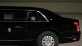 Anschließend ging es in der schwer gepanzerten Präsidenten-Limo in Richtung Innenstadt. Außenminister Anthony Blinken nahm links neben Biden auf der Rückbank Platz