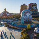 Die Ladengebäude im Freizeitpark sehen aus wie Matrjoschka Puppen