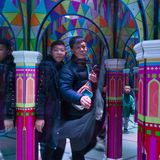 Gäste vergnügen sich in einem Spiegellabyrith im Freizeitpark des Matrjoschka Hotels