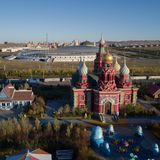 Gebäude des Freizeitparks am Matrjoschka Hotel im Hintergrund ein neues Stadion
