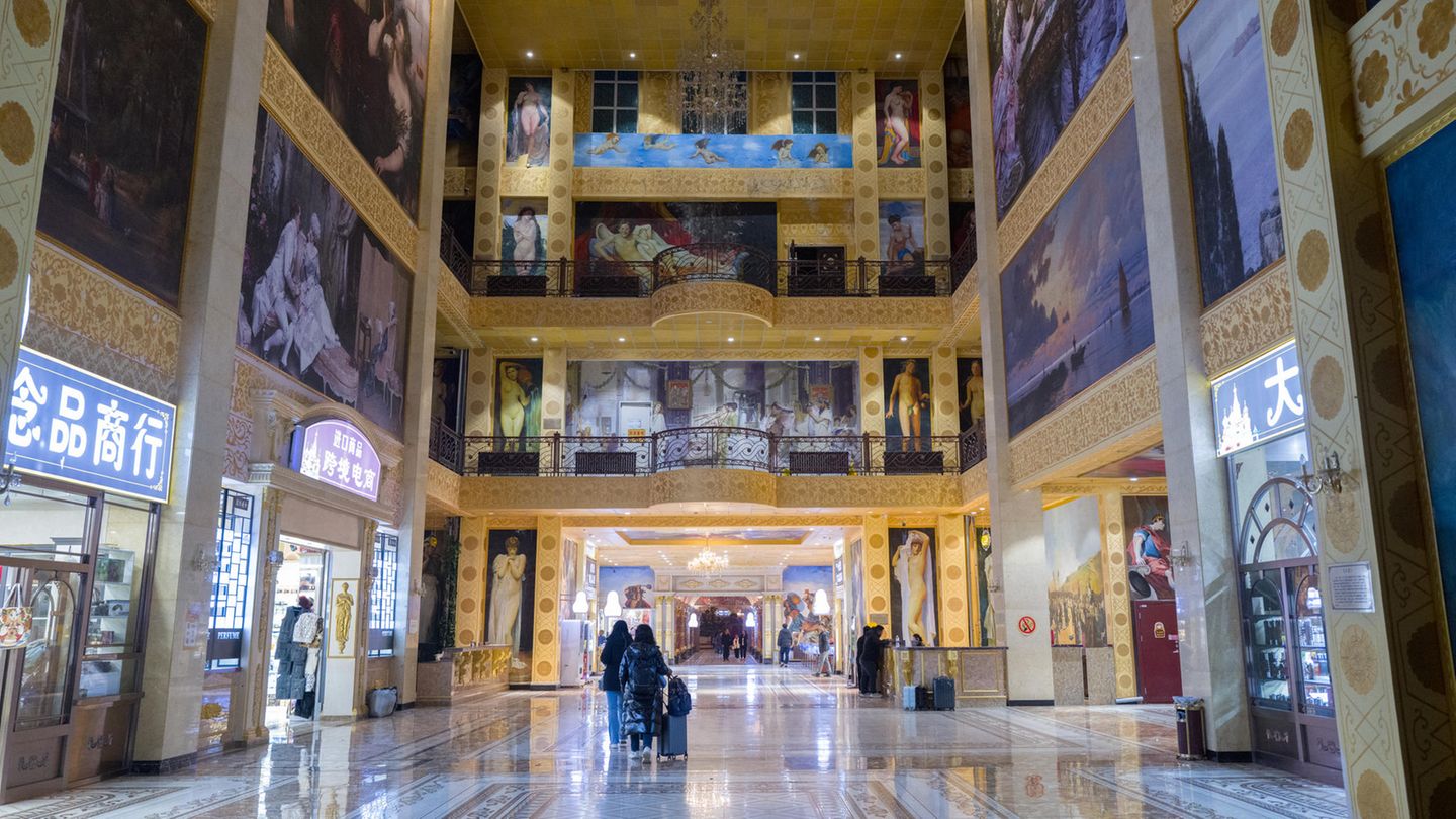 Hotellobby des Matrjoschka Hotels mit Meterhohen Ölgemälden und Souvenirläden rechts und links