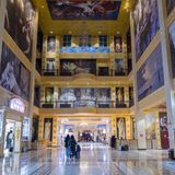 Hotellobby des Matrjoschka Hotels mit Meterhohen Ölgemälden und Souvenirläden rechts und links