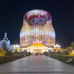 Das Gebäude des Matrjoschka Hotels bei Nacht