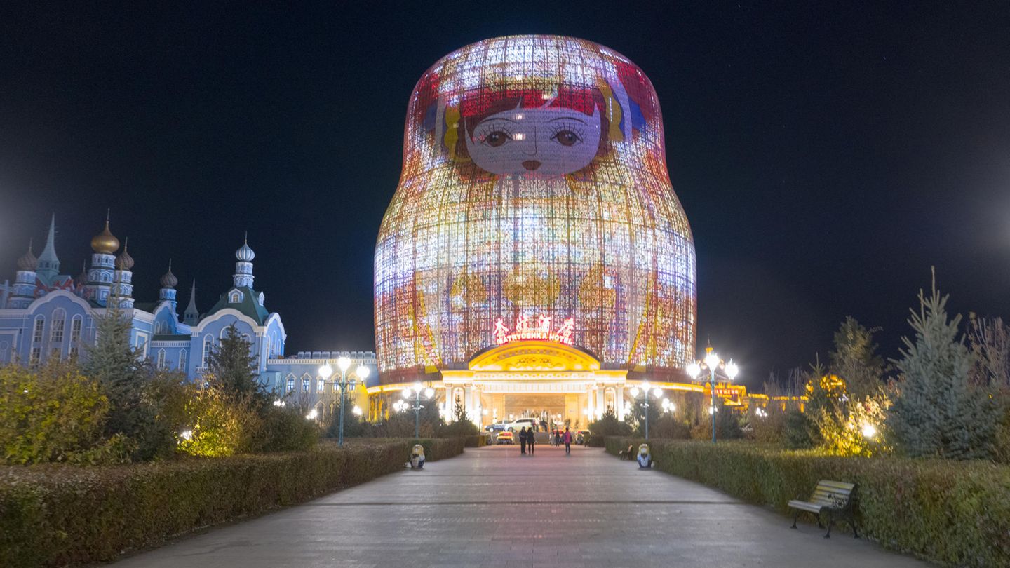 Das Gebäude des Matrjoschka Hotels bei Nacht